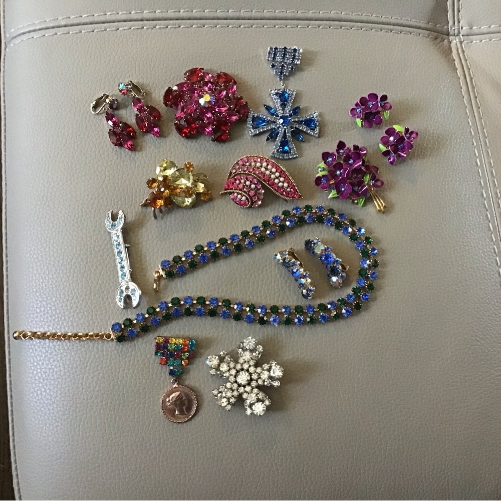 A COLLECTION OF THE VINTAGE RHINESTONE JEWELRY  IMPECCABLE LIKE NEW CONDITION
